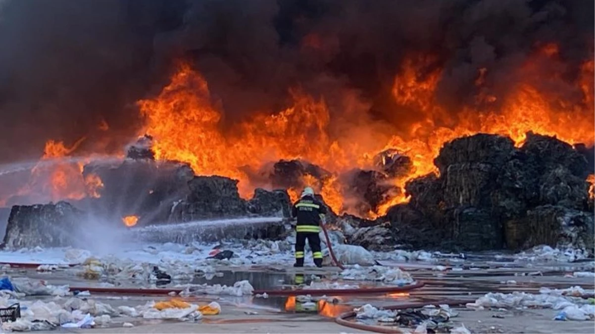 Aksaray'da geri dönüşüm tesisinde yangın! Fenalık geçiren 3 itfaiye eri hastaneye kaldırıldı