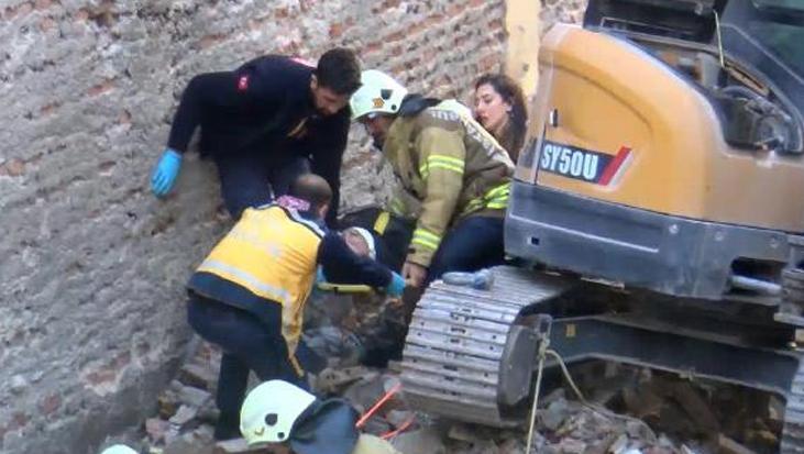 Kadıköy'de bina yıkımı sırasında göçük