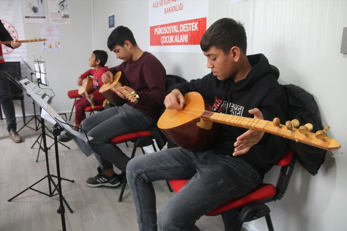 Malatya'da depremzede çocuklar müzik atölyesinde bağlama çalıyor