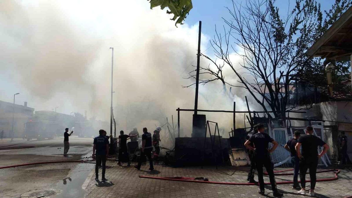 Malatya'da İkinci El Eşya İş Yerinde Yangın Çıktı