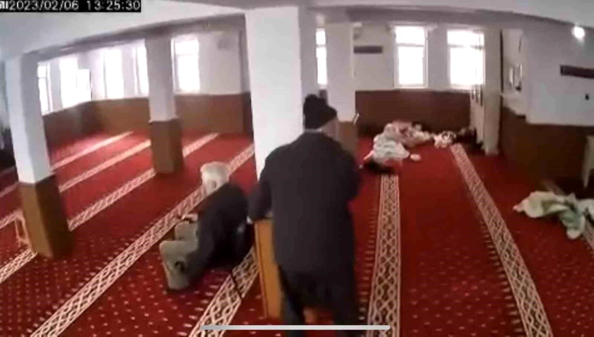 Malatya'da yaşanan depremde camide yakalanan vatandaşların panik anları görüntülendi