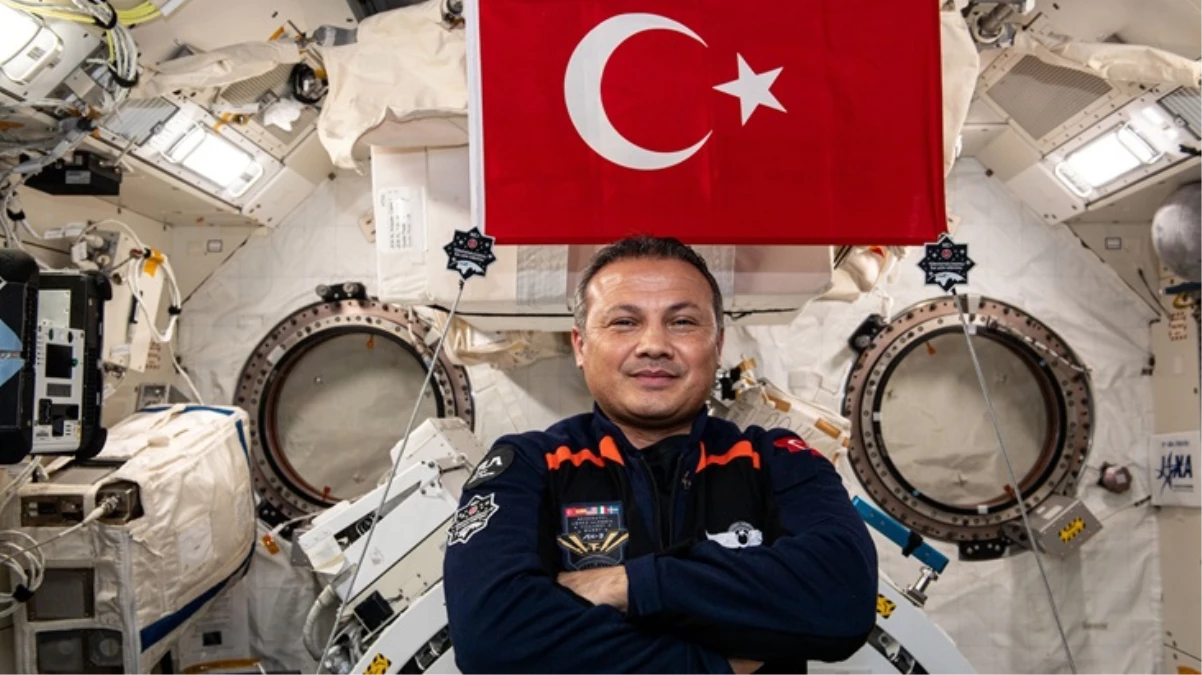 Uzaydan dünyaya dönüş rotası nasıl olacak? Türkiye'nin ilk astronotu Alper Gezeravcı canlı yayında anlattı